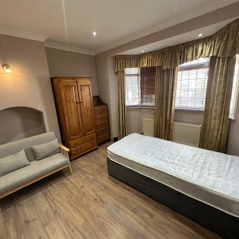 Studio to rent - Photo 1