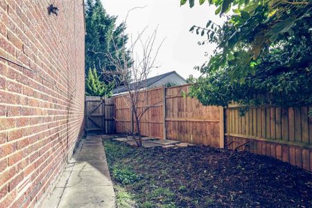 2 bedroom end of terrace house to rent - Photo 5