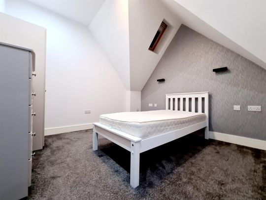 Queens Court, Crossbrook Street, Cheshunt, Waltham Cross EN8, London - Photo 1