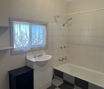 Three Bedroom House - Photo 6