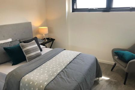 Modern two-bedroom apartment in a convenient Homebush location - Photo 4