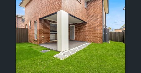 Expansive Freestanding Townhome in a Highly Desired Pocket - Photo 5