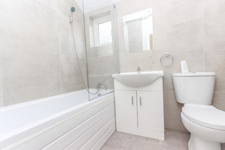 3 bedroom terraced house to rent - Photo 3