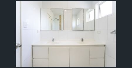 Spacious & Versatile Family Home with Pool, Sauna & Separate Downstairs Retreat - Photo 5