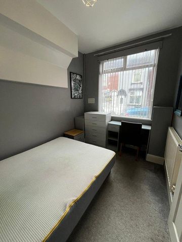 4 bedroom flat to rent - Photo 5