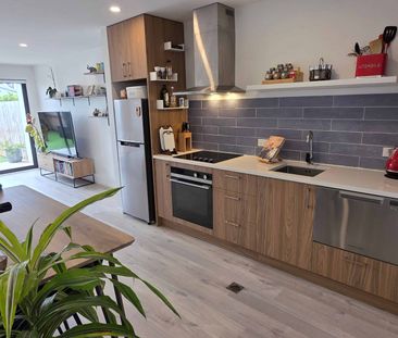 Modern 2 Bed, 2 Bath Private Outdoor Living 1 Carpark - Photo 3