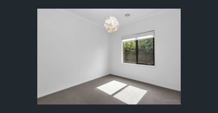 Cardinia Lakes gem made for year-round entertaining! - Photo 2