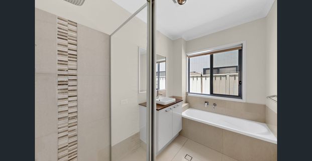 Modern Dual-Living Home with Park Views in Prime Birtinya Location - Photo 1