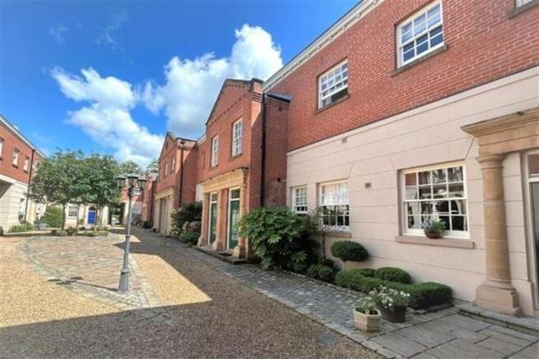 3 bedroom mews to rent - Photo 1