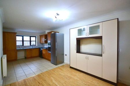 5 bedroom detached house to rent - Photo 3