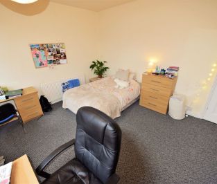 4 bedroom House in Ashville Road, Leeds - Photo 3