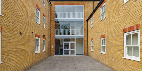 1 bedroom in a house share to rent - Photo 3