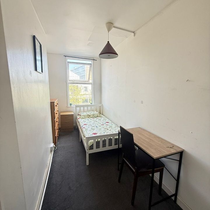 Room in a Shared Flat, Mile End Road, E1 - Photo 1