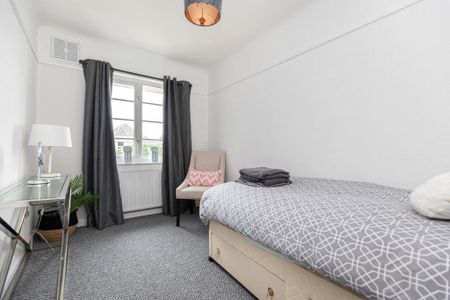 3 bedroom flat to rent - Photo 2