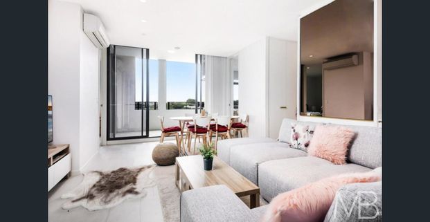 CONTEMPORARY RIVERSIDE RESIDENCE WITH HIGH CEILINGS - Photo 1