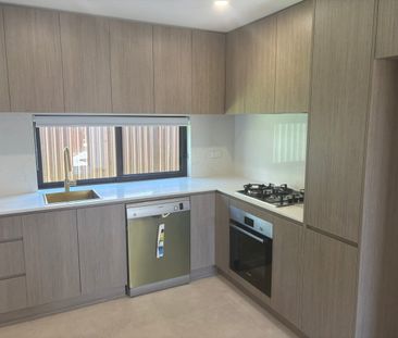 Modern Two-Bedroom Flat in Prime Location - Photo 4