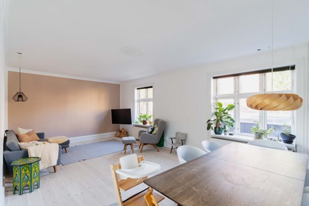 Moderne halvt dobbelthus med solrig have i hjertet af Valby - Photo 1