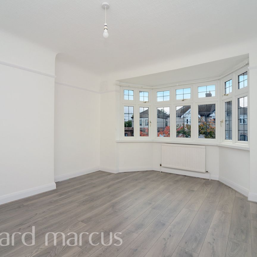 Edenfield Gardens, Surrey, Worcester Park - Photo 1