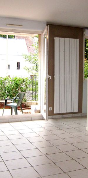 Résidence sécurisée, appart F2, terrasse, jardinet bordé par la rivière, place de stationnement. - Photo 1