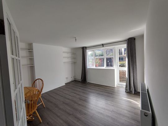 Two Bedroom Flat For Rent in Woodford Green, IG8 - Photo 1