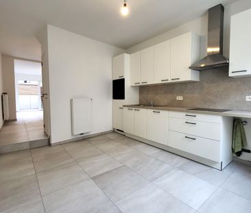 Deze volledig gerenoveerde woning (2025) biedt modern wooncomfort o... - Photo 3