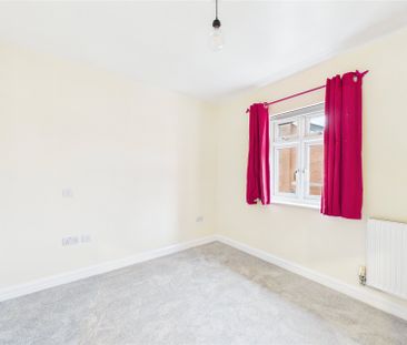 4 bedroom House in Wyatt Crescent, Reading - Photo 2