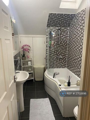 1 bedroom in a flat share to rent - Photo 5