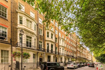 Rare opportunity to rent an entire house located on one of the most sought after squares in Marylebone. This tranquil location offers peace and quiet, while still being just minutes away from the wonderful shops and restaurants of Marylebone. - Photo 2