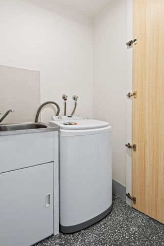 Stunning fully furnished Claremont St. apartment. - Photo 4