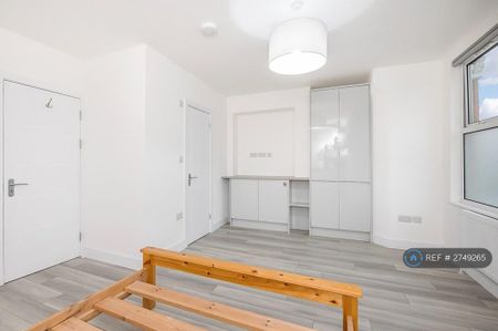 4 bedroom flat to rent - Photo 4