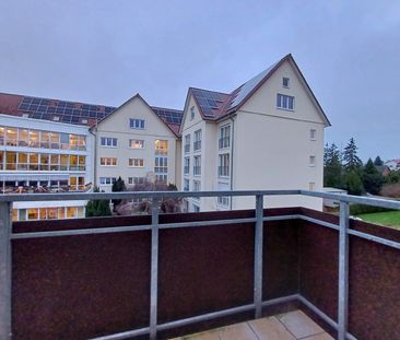 Großes Wohnzimmer mit Balkon - Photo 1