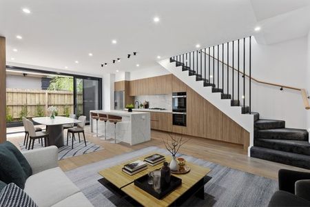 SPACIOUS TOWNHOUSE - Photo 3