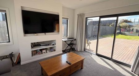 Sunny, Stylish and Spacious! - Photo 5