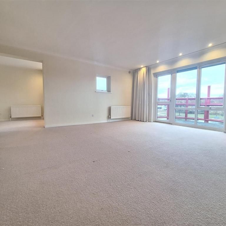 3 bedroom flat to rent - Photo 1