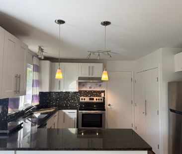 Spacious Upper Home - Photo 2