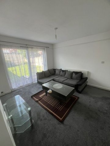 4 Bed Semi-Detached House, Granville Avenue, TW3 - Photo 2