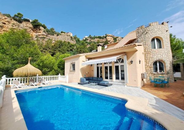 Villa for rent in Cumbre del Sol with 5 bedrooms