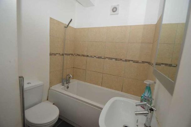 Addlestone, KT15 - Photo 1