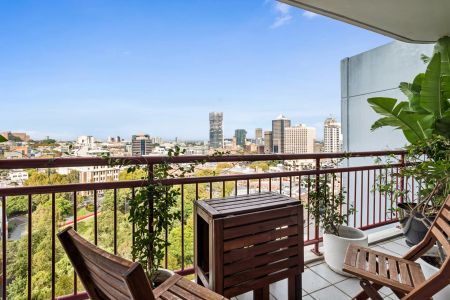 Modern park-side living with sweeping city views - Photo 5