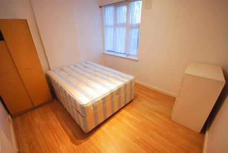 3 bedroom flat to rent - Photo 3