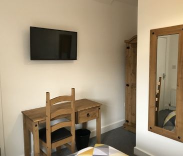 Manor Court Road, Nuneaton - - Photo 1