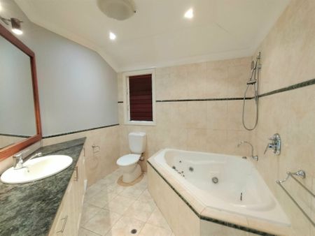 UPPER UNIT OF QUEENSLANDER - Photo 2