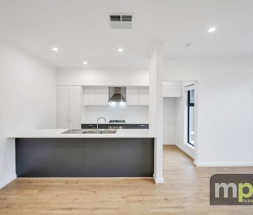 Modern 3 Bedroom Townhouse - Photo 3