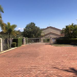 Air conditioned & Renovated 3 Bedrooms Townhouse - Photo 2