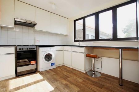 3 bedroom flat to rent - Photo 3