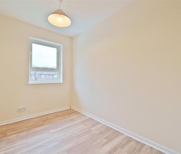 3 bedroom end of terrace house to rent - Photo 2