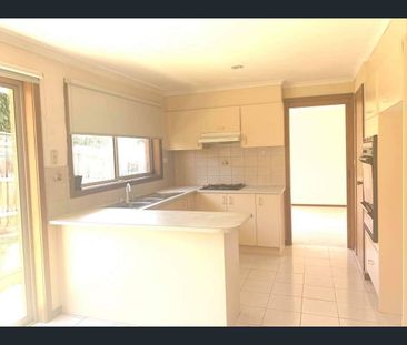 Bright & Spacious - Photo 2