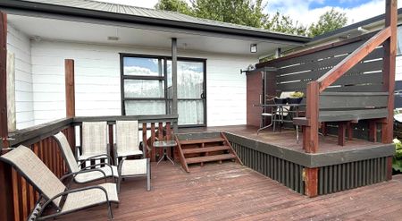 Spacious 3 Bedroom Family Home with Elevated Views Over Waipuna Park - Photo 4