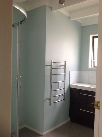 Sunny two bedroom home in quiet street - Photo 5