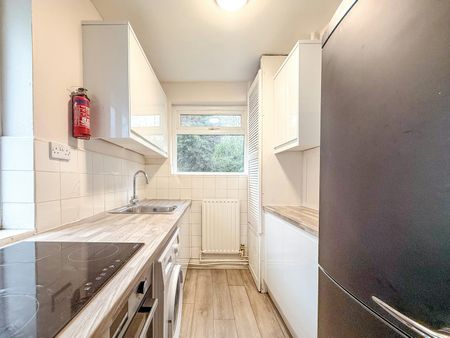 Flat to rent on - Photo 2